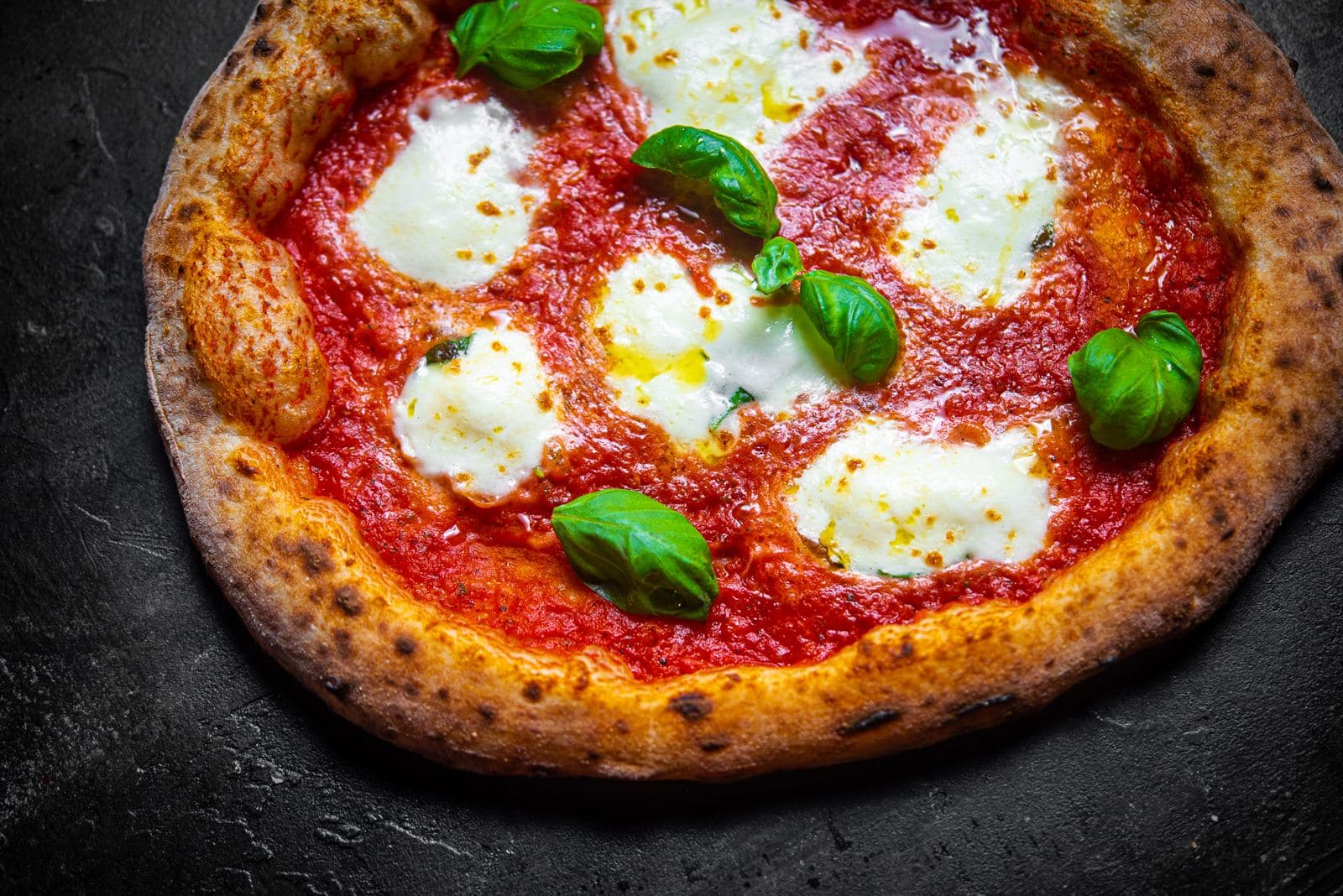 Margherita puuküttega ahjust: tomatikaste, mozzarella, basiilik